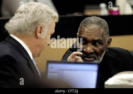 120506 rencontré williams (3 de 4) --Photo personnel par Libby Volgyes/Le Palm Beach Post 0029960J--pour l'histoire de JANE MUSGRAVE-WEST PALM BEACH--Richard Williams, droite, entretiens avec son avocat avant le début de l'essai du mardi au procès du tennis stars Venus et Serena Williams. Venus et Serena Williams un Banque D'Images