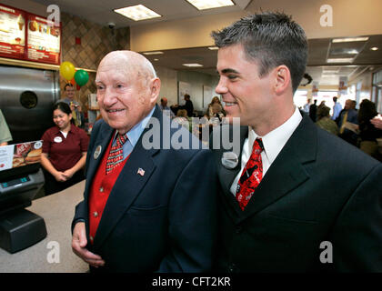 Le 6 décembre 2006, San Marcos, CA, États-Unis d' Chick-Fil-A fondateur S. TRUETT CATHY, 85, à gauche, se réunit avec son petit-fils MARK CATHY, au droit, à la chaîne de restaurants de neuf Emplacement San Marcos que Mark fonctionnera photo par Charlie Neuman/San Diego Union-Tribune/Zuma Press. copyright 2006 Union-Tr San Diego Banque D'Images