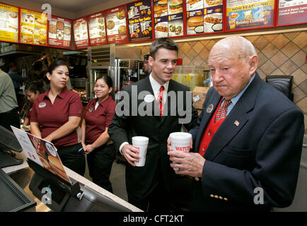 Le 6 décembre 2006, San Marcos, CA, États-Unis d' Chick-Fil-A fondateur S. TRUETT CATHY, 85, à droite, se réunit avec son petit-fils MARK CATHY, à gauche, derrière le comptoir à la chaîne de restaurants de neuf Emplacement San Marcos que Mark fonctionnera photo par Charlie Neuman/San Diego Union-Tribune/Zuma Press. copyright 2006 Banque D'Images