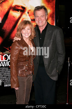 Dec 6, 2006 ; Hollywood, Californie, USA ; acteur Stephen COLLINS et l'actrice FAYE GRANT, du 'Blood Diamond' Los Angeles Premiere tenue au Théâtre Chinois de Mann. Crédit obligatoire : Photo de Lisa O'Connor/ZUMA Press. (©) Copyright 2006 by Lisa O'Connor Banque D'Images