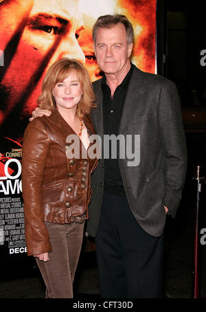 Dec 6, 2006 ; Hollywood, Californie, USA ; acteur Stephen COLLINS et l'actrice FAYE GRANT, du 'Blood Diamond' Los Angeles Premiere tenue au Théâtre Chinois de Mann. Crédit obligatoire : Photo de Lisa O'Connor/ZUMA Press. (©) Copyright 2006 by Lisa O'Connor Banque D'Images