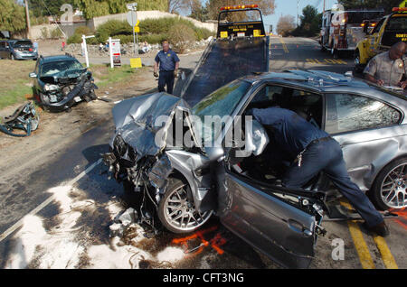 La mécanique sont nettoyer les dégâts après un accident de voiture à l'angle de route et Livorna Laverock Lane après un accident de voiture dans la région de Alamo, Californie le jeudi 7 décembre 2006. L'abordage s'est produit entre un homme sur une BMW M3 et une femme dans un Hyandai Santa Fe. Les deux ont été prises à l'hôpital John Muir en noyer Banque D'Images