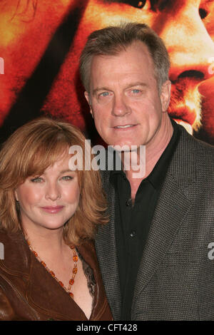 Déc 06, 2006 ; Los Angeles, Californie, USA ; acteur Stephen COLLINS et l'actrice FAYE GRANT, du 'Blood Diamond' Los Angeles Premiere tenue au Grauman's Chinese Theatre, à Hollywood. Crédit obligatoire : Photo par Paul Fenton/ZUMA Press. (©) Copyright 2006 by Paul Fenton Banque D'Images