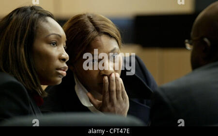 121106 rencontré williams Photo par eaux Lannis représente/ Le Palm Beach Post 0029960N [W/ Écrit par Jane Musgrave] --- WEST PALM BEACH --- Venus et Serena Williams s'entretenir avec leur avocat, F. Malcolm Cunningham, Jr à la table de la défense lundi lors d'une prétendue violation de contrat cas sur la participa Banque D'Images