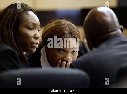 121106 rencontré williams Photo par eaux Lannis représente/ Le Palm Beach Post 0029960N [W/ Écrit par Jane Musgrave] --- WEST PALM BEACH --- Venus et Serena Williams s'entretenir avec leur avocat, F. Malcolm Cunningham, Jr à la table de la défense lundi lors d'une prétendue violation de contrat cas sur la participa Banque D'Images