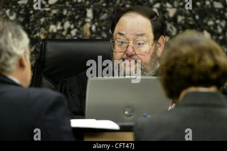 121106 rencontré williams Photo par eaux Lannis représente/ Le Palm Beach Post 0029960N [W/ Écrit par Jane Musgrave] --- WEST PALM BEACH --- juge Jeffrey Winikoff parle avec des avocats au cours d'une conférence banc lundi matin alors que le juge était de déterminer si les documents en preuve pour permettre prétendre Banque D'Images