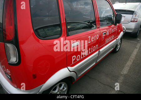 Le 09 décembre 2006, à Santa Monica, CA, USA ; une voiture électrique sur l'affichage à l'autre voiture et transports - Expo. Crédit obligatoire : Photo par Marianna Massey Jour/ZUMA Press. (©) Copyright 2006 par Marianna jour Massey Banque D'Images