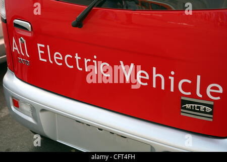 Le 09 décembre 2006, à Santa Monica, CA, USA ; une voiture électrique sur l'affichage à l'autre voiture et transports - Expo. Crédit obligatoire : Photo par Marianna Massey Jour/ZUMA Press. (©) Copyright 2006 par Marianna jour Massey Banque D'Images