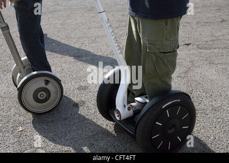 Le 09 décembre 2006, à Santa Monica, CA, USA ; des gens à cheval sur l'utilisation d'un Segway à l'Alternative Location et transport Expo. Crédit obligatoire : Photo par Marianna Massey Jour/ZUMA Press. (©) Copyright 2006 par Marianna jour Massey Banque D'Images