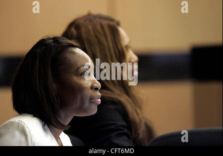 121206 rencontré williams (1 de 3) --Photo personnel par Libby Volgyes/Le Palm Beach Post 0029960O--pour l'histoire de JANE MUSGRAVE-WEST PALM BEACH--stars de Tennis Venus Williams, à gauche, et sa sœur Serena écouter lors de leur rupture de contrat collectif procès, mardi, 12 décembre 2006, à West Palm Beach, Floride Promot Banque D'Images