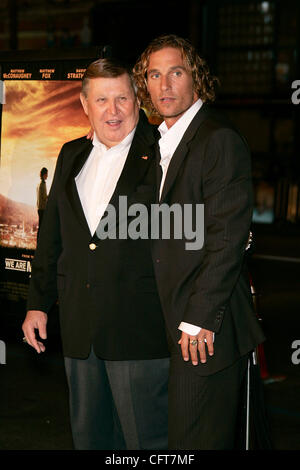 Déc 14, 2006 ; Hollywood, Californie, USA ; l'actrice MATTHEW McCONAUGHEY & JACK LENGYEL arrive à l 'Nous sommes' Marshall Los Angeles Premiere tenue au Théâtre Chinois de Mann. Crédit obligatoire : Photo de Lisa O'Connor/ZUMA Press. (©) Copyright 2006 by Lisa O'Connor Banque D'Images