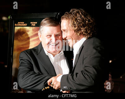 Déc 14, 2006 ; Hollywood, Californie, USA ; l'actrice MATTHEW McCONAUGHEY & JACK LENGYEL arrive à l 'Nous sommes' Marshall Los Angeles Premiere tenue au Théâtre Chinois de Mann. Crédit obligatoire : Photo de Lisa O'Connor/ZUMA Press. (©) Copyright 2006 by Lisa O'Connor Banque D'Images