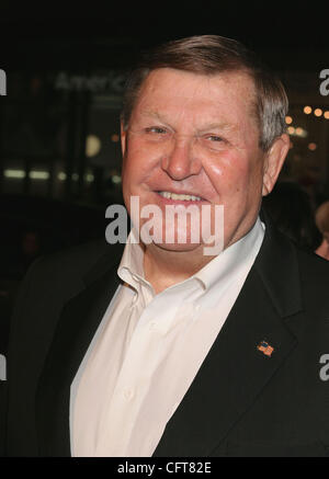 Déc 14, 2006 ; Los Angeles, Californie, USA ; JACK LENGYEL au 'Nous sommes Marshall' Los Angeles Premiere tenue au Grauman's Chinese Theatre, à Hollywood. Crédit obligatoire : Photo par Paul Fenton/ZUMA Press. (©) Copyright 2006 by Paul Fenton Banque D'Images