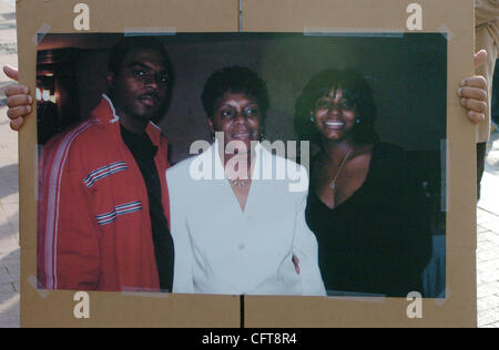 Date et lieu inconnus Bell photo de famille de Sean Bell avec sa maman Valérie et fiancée Nicole Paultre. William Bell, le père de Sean Bell, Bell et les avocats de la famille appel à un procureur spécial pour être nommé pour enquêter sur les faits entourant la mort par balle de Sean Bell dans une presse confèrent Banque D'Images