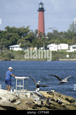 121806 npj dubois2 (1d1) Photo par Cydney Scott / Le Palm Beach Post 0031311UN JUPITER - Raymond Johnson, de la superficie des locaux avec les restes d'actions alors que les visiteurs il nettoie le poisson qu'il appelle un "verre nez' à Dubois Park. Trois fois par semaine, les lecteurs de son domicile de Johnson à 25 miles de Ju Banque D'Images