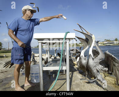 121806 clo npr dubois (1de1) Photo par Cydney Scott / Le Palm Beach Post 0031311UN JUPITER - Raymond Johnson, de la superficie des locaux avec les restes d'actions alors que les visiteurs il nettoie le poisson qu'il appelle un "verre nez' à Dubois Park. Trois fois par semaine, les lecteurs de son domicile de Johnson à 25 miles de Banque D'Images