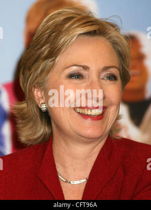 Jan 20, 2007 ; New York, NY, USA ; le sénateur démocrate Hillary Rodham Clinton a lancé sa course à la Maison Blanche par la mise en place d'un comité exploratoire pour tester les opinions et recueillir de l'argent. Sa décision est intervenue jours après Sentor Barack Obama a commencé sa course. Sur la photo : Décembre 18th, 2006, la sénatrice de New York de HIL Banque D'Images