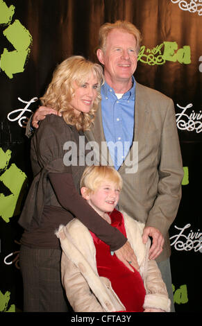 Déc 21, 2006 ; Los Angeles, CA, USA ; ED BEGLEY JR., épouse Rachelle Carson et sa fille HAYDEN arrivant à première projection de HGTV et partie au Sunset Laemmie Theatre, pour l'émission de télé réalité 'Vivre avec Ed', regardant Ed Begley Jr., crédit obligatoire : photo par Camilla Zenz/ZUMA Press. ( ?) Copyright 2 Banque D'Images