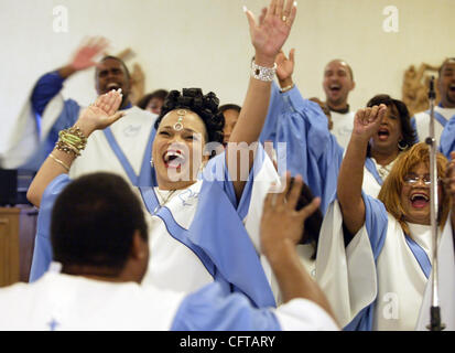 122406 masse 0031491a rencontré le personnel d'une photo par Bruce R. Bennett/Le Palm Beach Post -- Riviera Beach -- Saint François d'Assise Église catholique à Riviera Beach a tenu sa veille de Noël : messe à 16h le dimanche avec Mgr Gerald Barbarito (CQ). Ici, Cheryl Connor (QC, à gauche) de Lake Park chante avec le choeur. Pas Banque D'Images