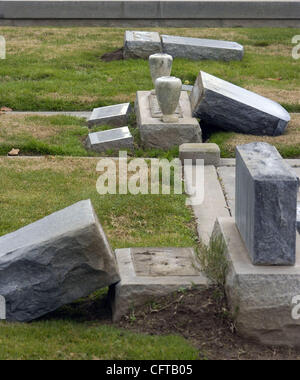 Oak View Memorial Park, un cimetière a été frappé par un vandale qui a frappé plus de 30 pierres tombales, peinture par pulvérisation sur les murs et a cassé une fenêtre de bureau le mardi 26 décembre 2006, à Antioche, en Californie trois pierres tombales de cette ligne ont été renversées. La police a un suspect en garde à vue. (Herman Bustamante Jr../ Banque D'Images