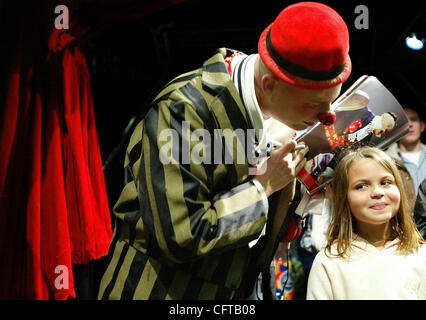 122606 a rencontré le personnel du cirque (10) photo de Bill Ingram /Le PBPost 0031688A AVEC HISTOIRE Par tba -- ROYAL PALM BEACH - Clown Tom Dougherty signe un autographe pour Tatiana Benvenuto, 7, de Wellington, sur l'ouverture de nuit de la Ringling Bros Barnum et Bailey's Upside Down World premier spectacle au sud Flori Banque D'Images