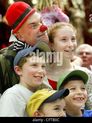 122606 a rencontré le personnel du cirque (4) photo de Bill Ingram /Le PBPost 00A AVEC HISTOIRE Par tba -- ROYAL PALM BEACH - Clown Tom Dougherty a sa photo avec les frères Z.J. Saks, 5, (à l'avant avec casquette jaune), Jacob,10, (chapeau bleu), soeur, Gabriella, 12, et le frère de Yoni, 7, sur l'ouverture de nuit de l'Ringlin Banque D'Images