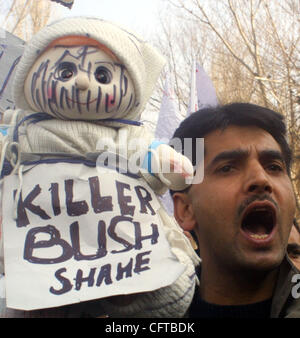 Les militants du parti communiste le Pro-Indian transporter une effigie représentant le président américain George W. Bush comme ils crier des slogans anti-nous au cours d'une manifestation contre l'exécution de l'ancien président irakien Saddam Hussein à Srinagar, 30 décembre 2006. L'Inde, qui a des liens chaleureux avec le régime iraquien de Banque D'Images