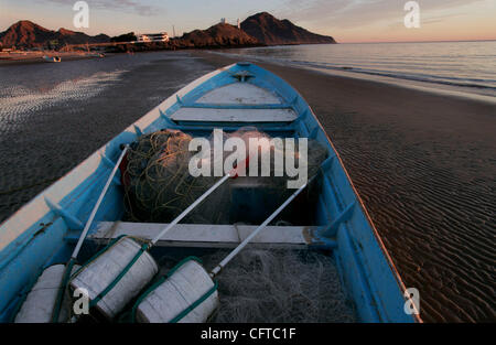 03 janvier 2007, San Felipe, Baja California, Mexique.. Bateaux de pêche au lever du soleil sur la plage de San Felipe attendre la marée montante. L'utilisation de filets est devenue une question dernièrement à cause de la disparition marsouin vaquita. La déclaration d'extinction de l'Bajii en Chine a Dolphin Conservation Banque D'Images