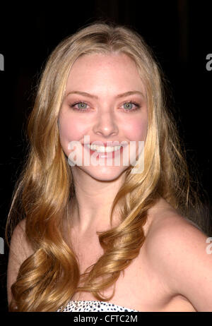 Jan 3, 2007 ; Hollywood, Californie, USA ; l'actrice Amanda Seyfried à l 'Alpha Dog' Première mondiale tenue à l'Arclight Cinemas. Crédit obligatoire : Photo de Lisa O'Connor/ZUMA Press. (©) Copyright 2007 by Lisa O'Connor Banque D'Images