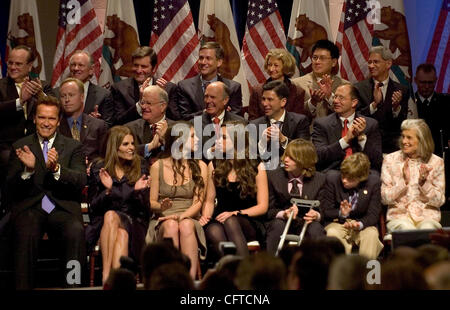 Le gouverneur Arnold Schwarzenegger a quitté avec sa femme Maria Shriver, Première Dame de la Californie étaient accompagnés par Eunice Shriver extrême droite et leurs quatre enfants de gauche Christina, Katherine, Patrick et Christophe lors de l'inauguration d'employé. Arnold Schwarzenegger à Sacramento, Californie, F Banque D'Images