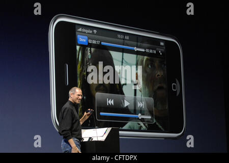 Jan 09, 2007 - San Francisco, CA, USA - Apple Computer Inc. Chef de la direction Steve Jobs présente l'iPhone, un téléphone mobile en fonction de ses meilleures- vente d'iPod, et a changé le nom de l'entreprise à Apple Inc. à Macworld 2007. Banque D'Images