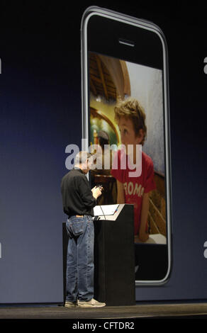 Jan 09, 2007 - San Francisco, CA, USA - Apple Computer Inc. Chef de la direction Steve Jobs présente l'iPhone, un téléphone mobile en fonction de ses meilleures- vente d'iPod, et a changé le nom de l'entreprise à Apple Inc. à Macworld 2007. Banque D'Images