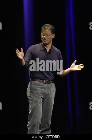 Jan 09, 2007 - San Francisco, CA, USA - Chef de la direction de Yahoo JERRY WANG introduit l'iPhone, un téléphone mobile en fonction de ses meilleures- vente d'iPod, et a changé le nom de l'entreprise à Apple Inc. à Macworld 2007. Banque D'Images