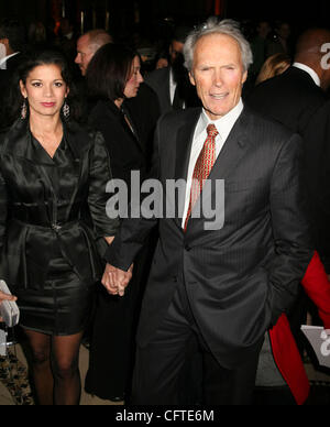 Jan 09, 2007 ; New York, NY, USA ; DINA EASTWOOD et CLINT EASTWOOD à l'intérieur pour des arrivées 2006 National Board of Review gala tenu à Cipriani's 42nd Street. Banque D'Images