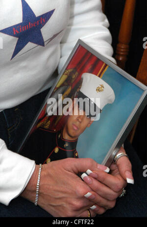 Jan 10, 2007 ; Florence, Kentucky, USA ; regarder le président George Bush à la télévision, Bluestar Mère de deux Marines des États-Unis, KIMBERLY PIOL, de Florence, KY, embrayages, un portrait de son fils, Jonathan, qui est de Piol stationnées en Irak, comme il s'engage à renforcer le président de troupes en Irak par 21 500. Ses autres Banque D'Images