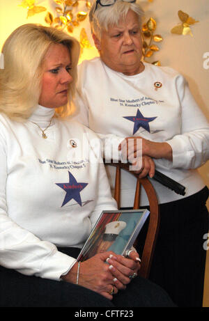 Jan 10, 2007 ; Florence, Kentucky, USA ; regarder le président George Bush à la télévision, Bluestar Mère de deux Marines des États-Unis, KIMBERLY PIOL, de Florence, KY, embrayages, un portrait de son fils, Jonathan, qui est de Piol stationnées en Irak, comme il s'engage à renforcer le président de troupes en Irak par 21 500. Ses autres Banque D'Images