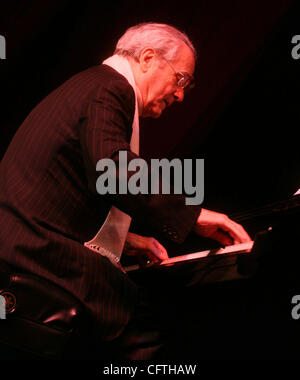 Jan 13, 2007 ; New York, NY, USA ; le pianiste Michel Legrand effectue au cours de la 34e conférence annuelle de l'IAJE (International Association for Jazz Education) concert tenu au Hilton Hotel. Crédit obligatoire : Photo par Nancy/Kaszerman ZUMA Press. (©) Copyright 2007 by Kaszerman Banque D'Images