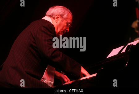 Jan 13, 2007 ; New York, NY, USA ; le pianiste Michel Legrand effectue au cours de la 34e conférence annuelle de l'IAJE (International Association for Jazz Education) concert tenu au Hilton Hotel. Crédit obligatoire : Photo par Nancy/Kaszerman ZUMA Press. (©) Copyright 2007 by Kaszerman Banque D'Images