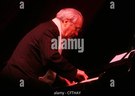 Jan 13, 2007 ; New York, NY, USA ; le pianiste Michel Legrand effectue au cours de la 34e conférence annuelle de l'IAJE (International Association for Jazz Education) concert tenu au Hilton Hotel. Crédit obligatoire : Photo par Nancy/Kaszerman ZUMA Press. (©) Copyright 2007 by Kaszerman Banque D'Images