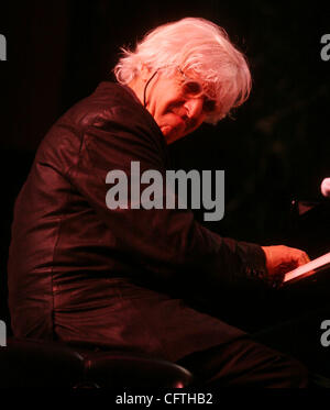 Jan 13, 2007 ; New York, NY, USA ; Le Pianiste GIL GOLDSTEIN de 'Charlie Haden Liberation Music Orchestra' effectue au cours de la 34e conférence annuelle de l'IAJE (International Association for Jazz Education) a tenu au Hilton Hotel. Crédit obligatoire : Photo par Nancy/Kaszerman ZUMA Press. (©) Copyright 2007 by Kaszerma Banque D'Images