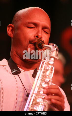 Jan 13, 2007 ; New York, NY, USA ; MIGUEL ZENON Saxophoniste de 'Charlie Haden Liberation Music Orchestra' perfoms durant la 34e conférence annuelle de l'IAJE (International Association for Jazz Education) a tenu au Hilton Hotel. Crédit obligatoire : Photo par Nancy/Kaszerman ZUMA Press. (©) Copyright 2007 by Kasze Banque D'Images