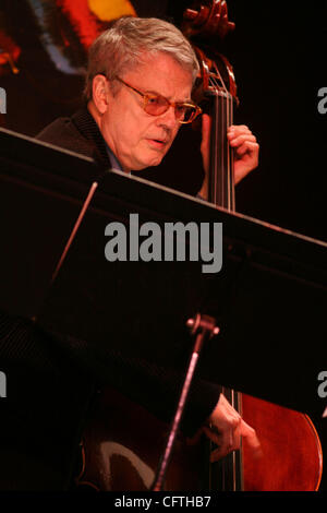 Jan 13, 2007 ; New York, NY, USA ; Le bassiste CHARLIE HADEN, chef de 'Charlie Haden Liberation Music Orchestra' effectue au cours de la 34e conférence annuelle de l'IAJE (International Association for Jazz Education) concert tenu au Hilton Hotel. Crédit obligatoire : Photo par Nancy/Kaszerman ZUMA Press. (©) Copyright 2007 b Banque D'Images