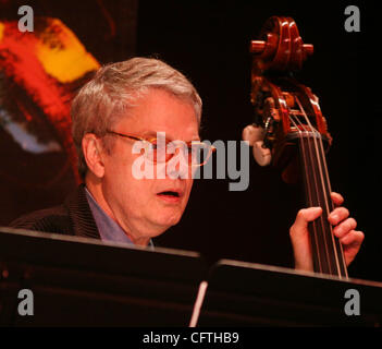 Jan 13, 2007 ; New York, NY, USA ; Le bassiste CHARLIE HADEN, chef de 'Charlie Haden Liberation Music Orchestra' effectue au cours de la 34e conférence annuelle de l'IAJE (International Association for Jazz Education) concert tenu au Hilton Hotel. Crédit obligatoire : Photo par Nancy/Kaszerman ZUMA Press. (©) Copyright 2007 b Banque D'Images