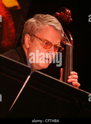 Jan 13, 2007 ; New York, NY, USA ; Le bassiste CHARLIE HADEN, chef de 'Charlie Haden Liberation Music Orchestra' effectue au cours de la 34e conférence annuelle de l'IAJE (International Association for Jazz Education) concert tenu au Hilton Hotel. Crédit obligatoire : Photo par Nancy/Kaszerman ZUMA Press. (©) Copyright 2007 b Banque D'Images