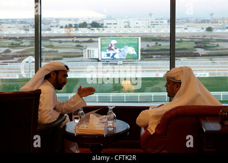 Les COURSES DE CHEVAUX À Doha, capitale du Qatar / Janvier 2007 La course de Doha & Equestrian Club, avec ses courts de grass track, est l'accueil de courses de chevaux au Qatar. Des réunions ont lieu tous les jeudis au cours de la saison de course, qui s'étend d'octobre à mai. Le jeu n'est pas permis. La course de Doha et Eques Banque D'Images