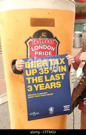 16 janvier 2007 - Londres, Royaume-Uni - Grande-Bretagne 5 jours le plus grand festival de la Bière organisé par la campagne en faveur de la real ale (CAMRA) débute au London's Earls Court avec plus de 1 000 bières différentes sur l'exposition. (Crédit Image : ©/ZUMAPRESS.com) Liasi Theodore Banque D'Images