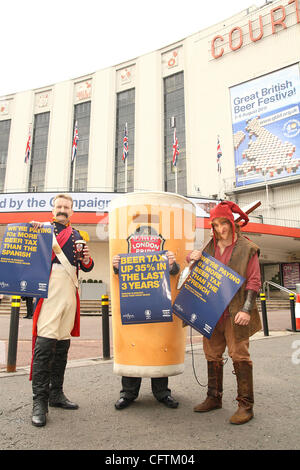 16 janvier 2007 - Londres, Royaume-Uni - Grande-Bretagne 5 jours le plus grand festival de la Bière organisé par la campagne en faveur de la real ale (CAMRA) débute au London's Earls Court avec plus de 1 000 bières différentes sur l'exposition. (Crédit Image : ©/ZUMAPRESS.com) Liasi Theodore Banque D'Images