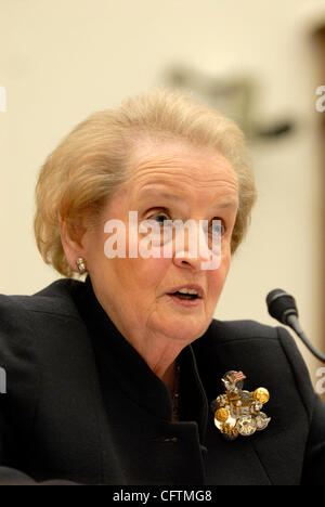 Jan 17, 2007 ; Washington, DC, USA ; ancien secrétaire d'État Madeline Albright témoigne devant la commission des affaires étrangères de la Chambre au sujet de son opinion sur l'état actuel des guerres en Irak et en Afghanistan. Crédit obligatoire : Photo par Mark Murrmann/ZUMA Press. (©) Copyright 2007 par Mark Murrman Banque D'Images