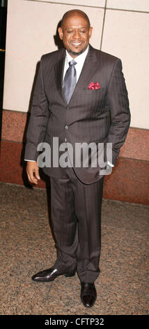 Jan 19, 2007 ; New York, NY, USA ; acteur Forest Whitaker arrive pour le Lincoln Center Hommage 'Une soirée avec Forest Whitaker' qui s'est tenue au Walter Reade Theater. Crédit obligatoire : Photo par Nancy/Kaszerman ZUMA Press. (©) Copyright 2007 by Kaszerman Banque D'Images