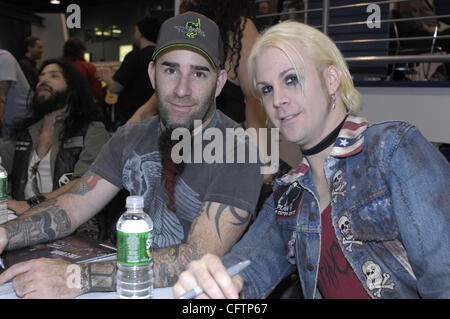 Jan 19, 2007 - Anaheim, CA, USA - Musiciens SCOTT IAN d'Anthrax et JOHN 5 de Marilyn Manson. Un nombre record de 1 535 fabricants de produits musicaux de partout dans le monde de remplir l'Anaheim Convention Center avec les dernières innovations dans les instruments de musique à la 105e NAMM (National Association of M Banque D'Images